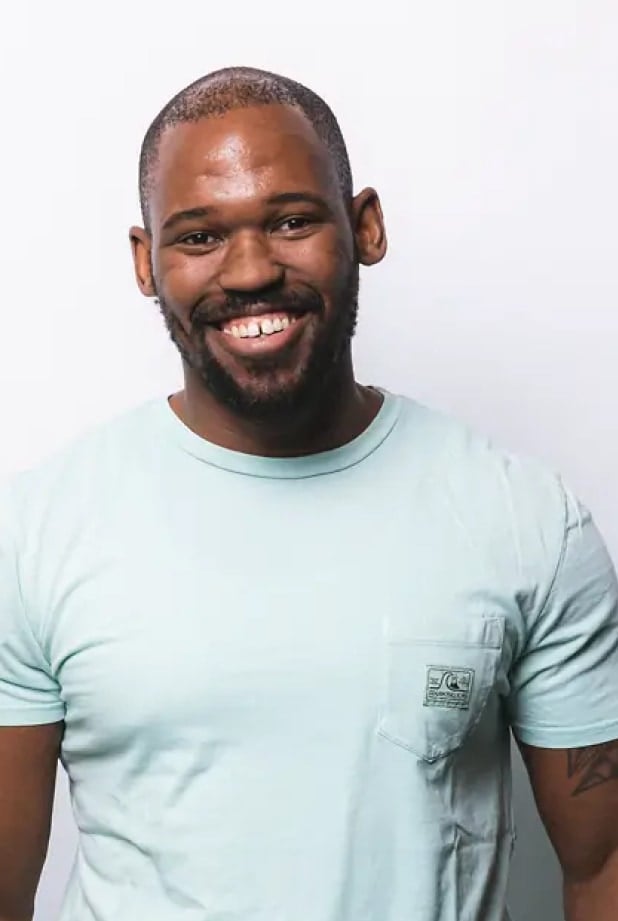 homme souriant