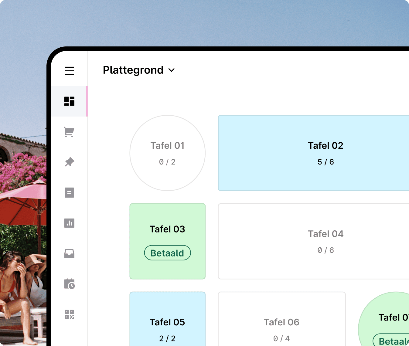 Een mobiele POS-interface die tafelstatussen weergeeft met kleuren, labels en betalingsindicatoren voor restaurantmanagement.