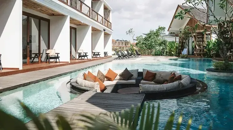 Should hotels hire a professional photographer for a photoshoot