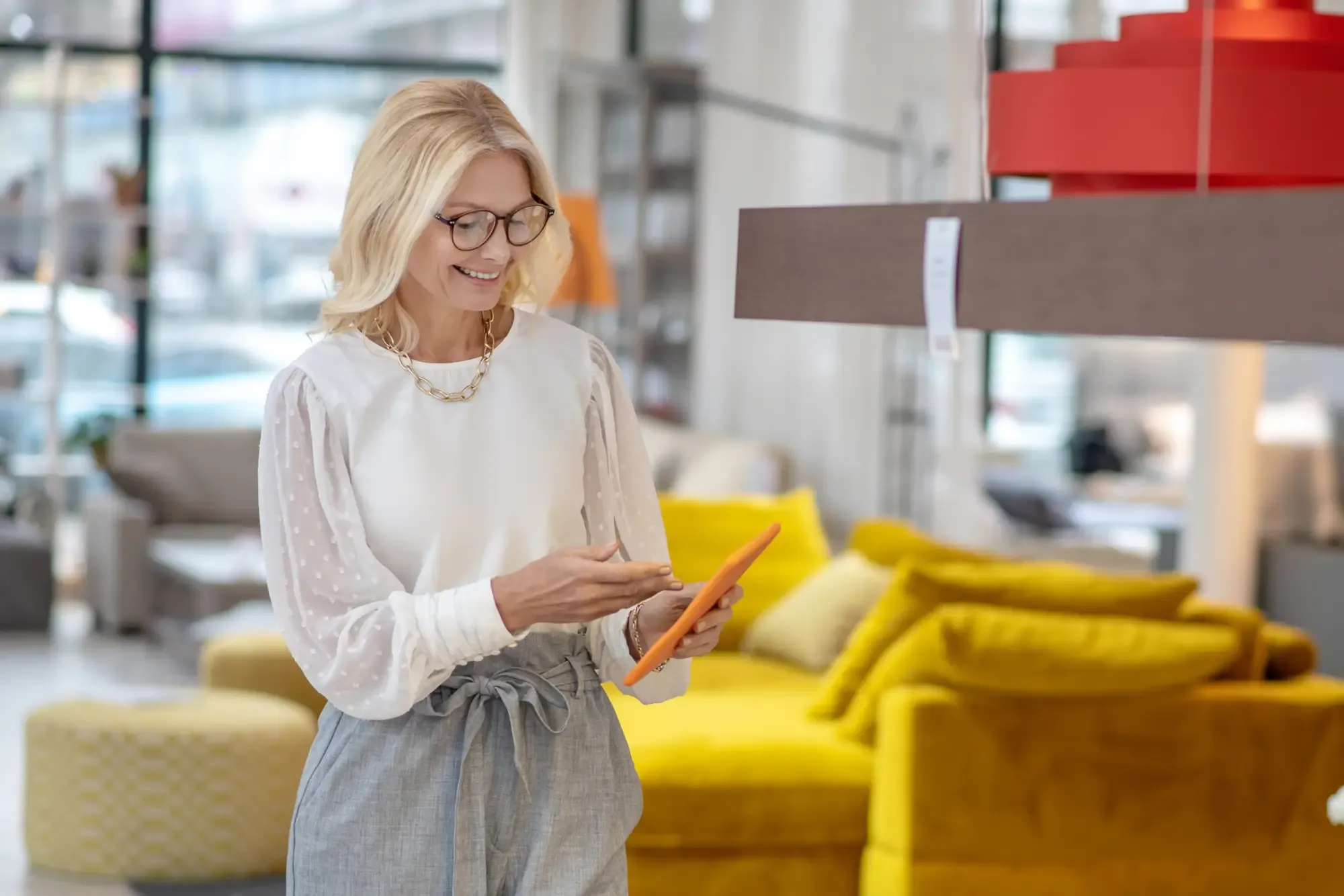 What are the primary responsibilities of a hotel manager