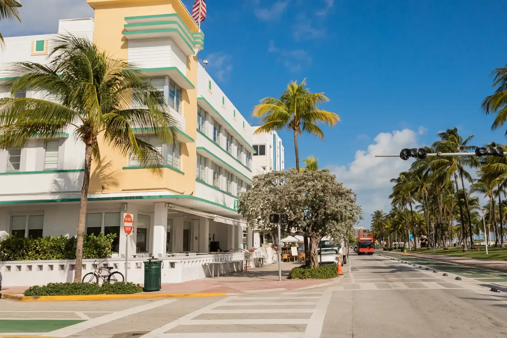 What is a hotel franchise and how does it work