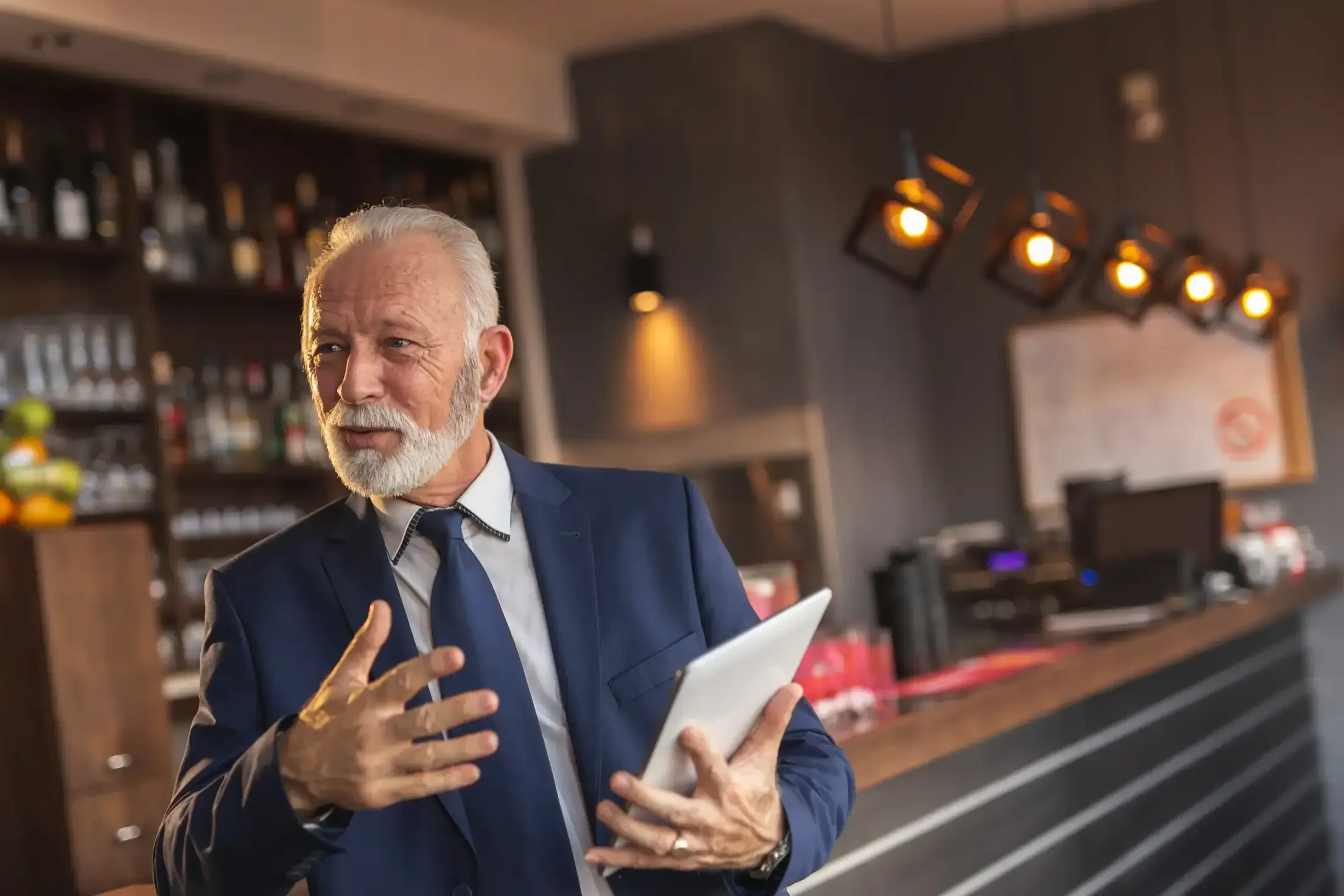 What leadership practices strengthen hotel teams