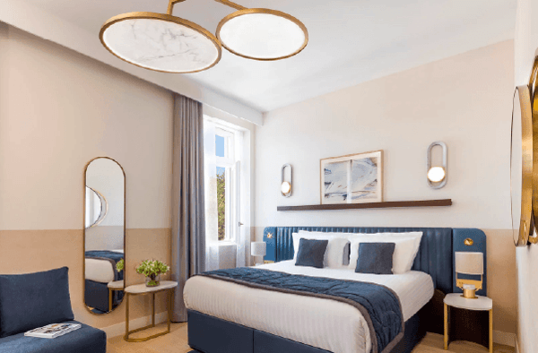 What makes great customer service? Let's ask the Best Receptionist in France hero image